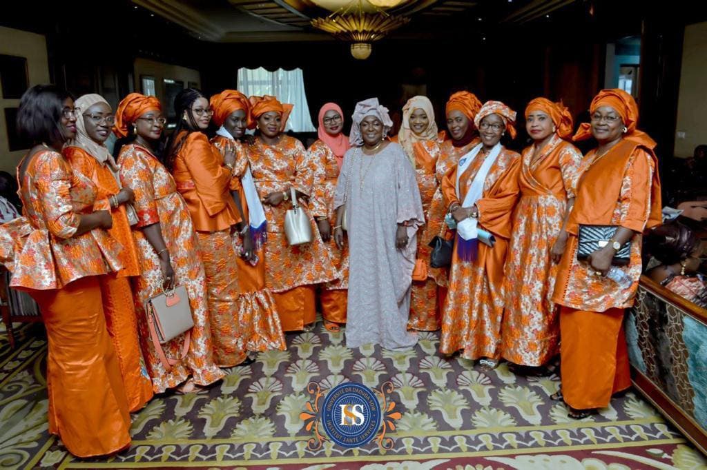 Cérémonie de remise de diplômes ISS — promotion en orange
