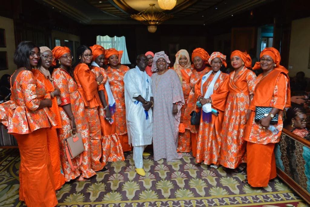 Photo de groupe — promotion ISS en toge orange