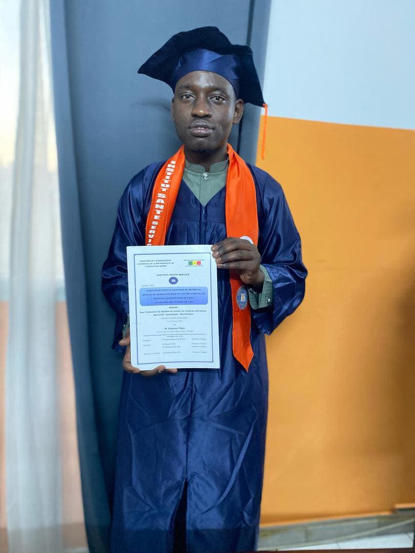 Remise de diplôme — étudiant en toge ISS