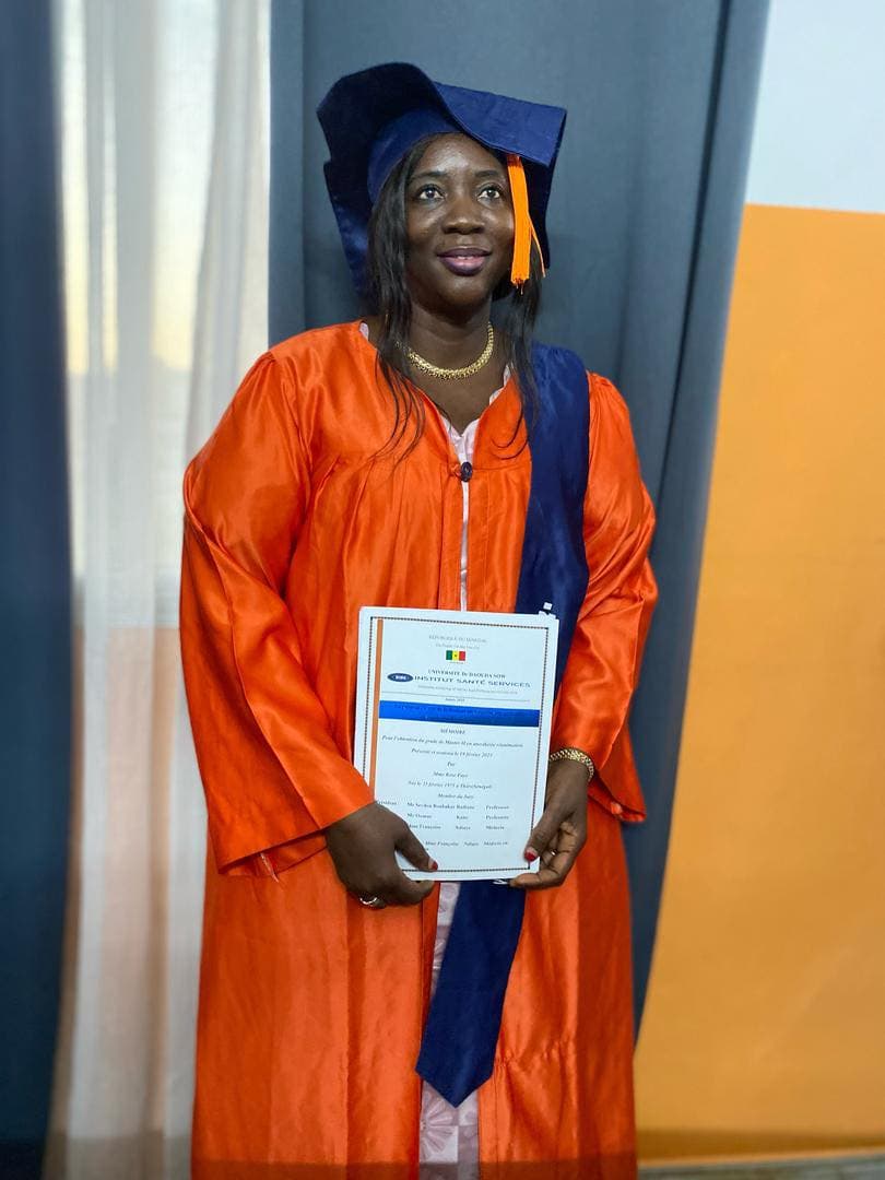 Cérémonie de remise de diplôme — étudiante en orange